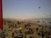 Een enorm aantal Kites vliegende boven strand noordwijk